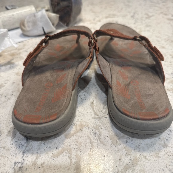 Merrell women’s Brown Leather Thong Sandals - Picture 4 of 4